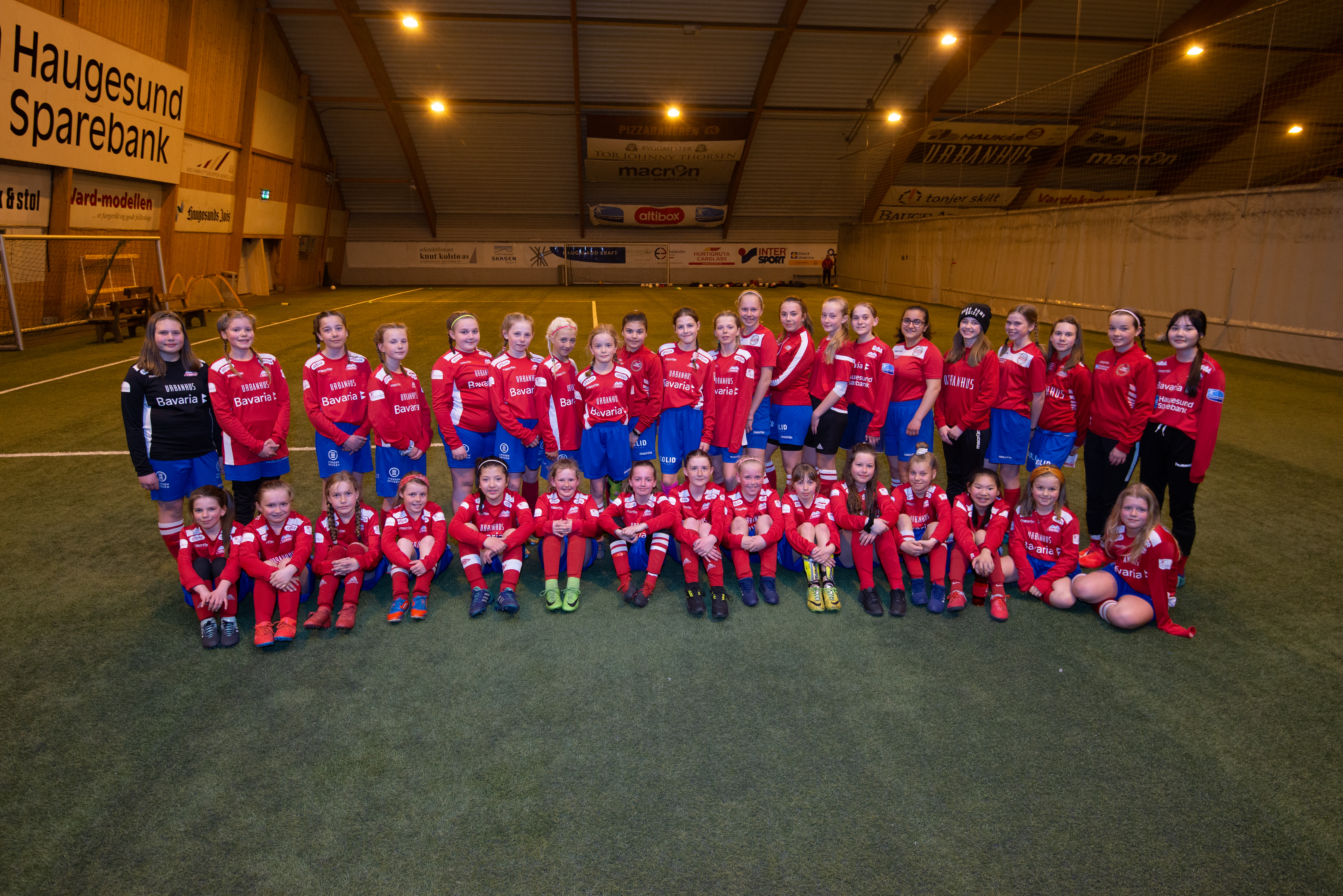 Jentefotballen blomstrer i Vard. Hver fredag ettermiddag trener rundt 40 jenter i alderen 11 til 13 år i Vardhallen. Foto: Eirik S. Lund/Foto Erik