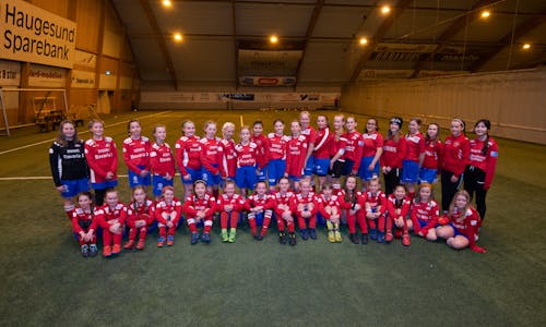 Jentefotballen blomstrer i Vard. Hver fredag ettermiddag trener rundt 40 jenter i alderen 11 til 13 år i Vardhallen. Foto: Eirik S. Lund/Foto Erik