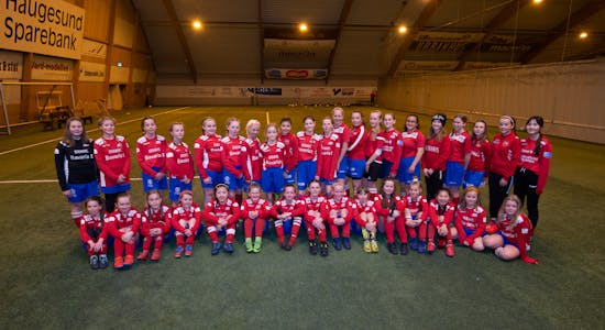 Jentefotballen blomstrer i Vard. Hver fredag ettermiddag trener rundt 40 jenter i alderen 11 til 13 år i Vardhallen. Foto: Eirik S. Lund/Foto Erik