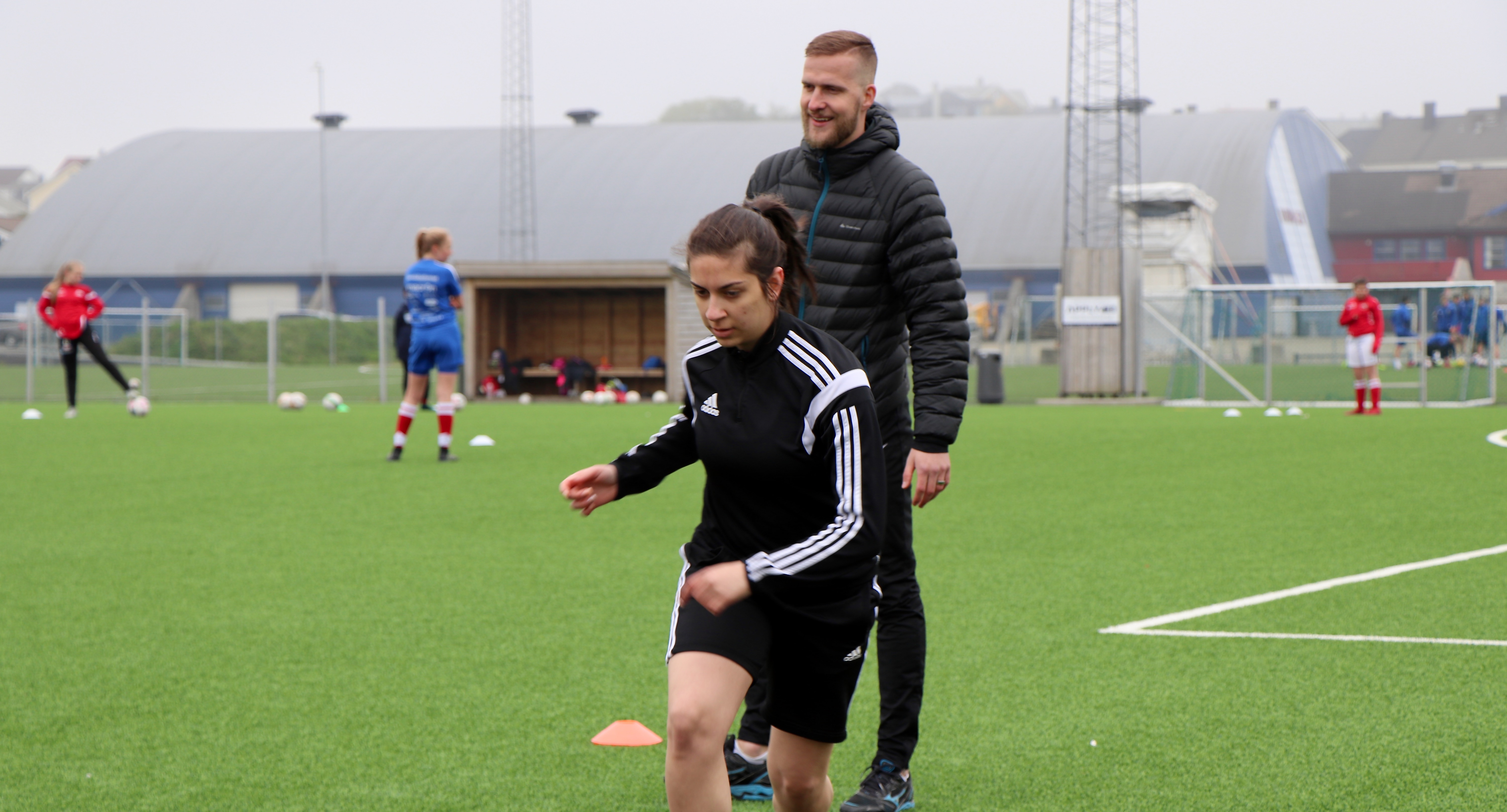 Oddbjørn Skartun er leder for Vardmodellen, og trener for laget til Nasma (18) og lagvenninnene. | Foto: Lars Fisketjøn