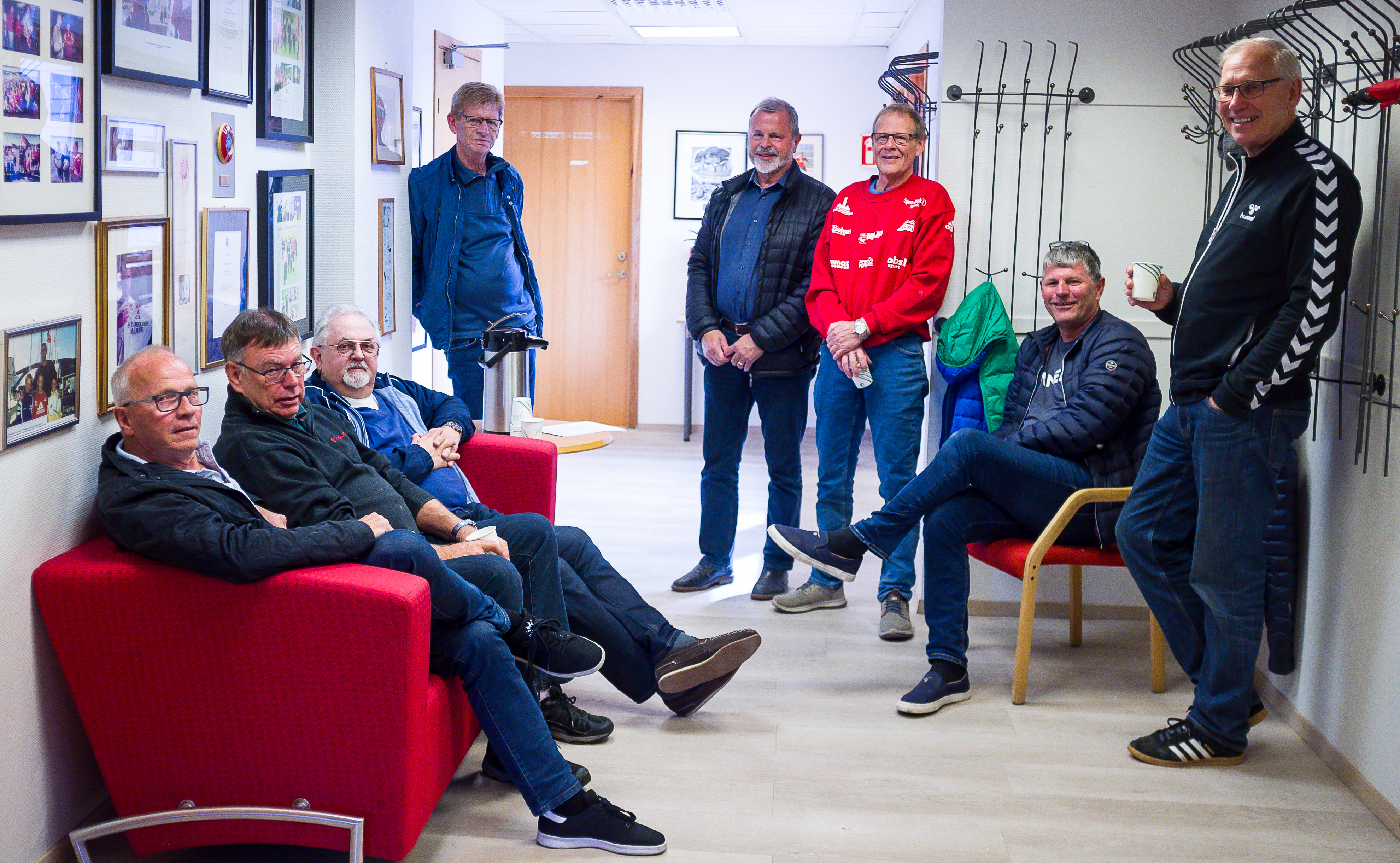 Kaffekoppen, praten og de humørfylte kommentarene er en vesentlig del av dugnadsgjengens treff. Fra venstre: Magnus Bua, Svein Olav Underhaug, Arne Lie, Ole A. Glette, Hans Høie, Svein Våge, Finn Nistad jr og Atle Sternhoff. Ole Østrem er også med i gjengen, men er ikke med på bildet.
Foto: Eva M. Sternhoff
